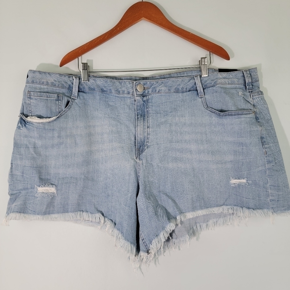 NWT LANE BRYANT Plus Size Raw Hem Denim Short Size 28 Light Washed Distressed